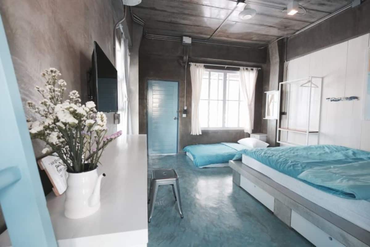 Triple Room (Air Condition) | Odada kasa, masa, ücretsiz kablosuz İnternet, çarşaf takımı