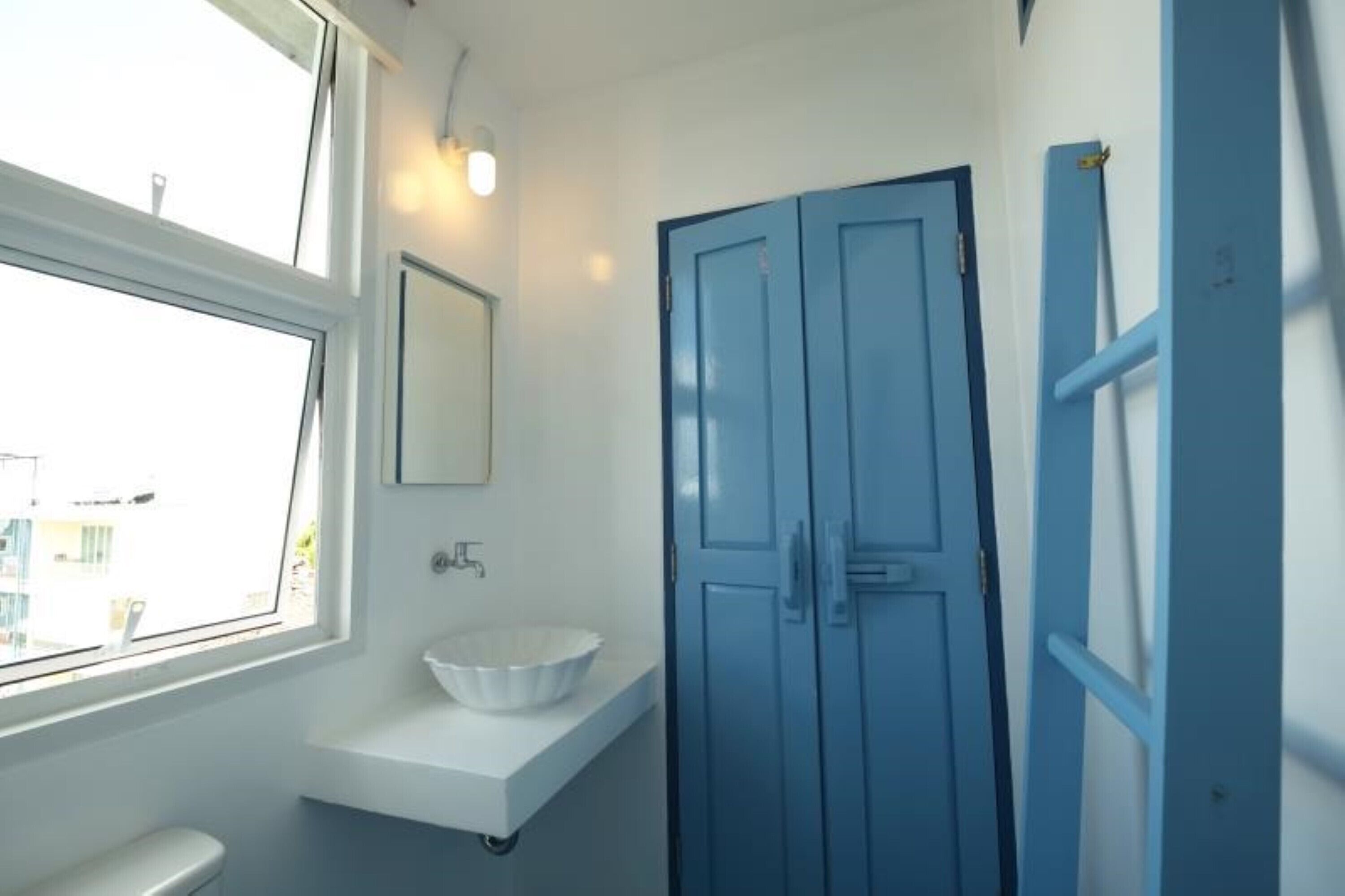 shower, free toiletries, towels