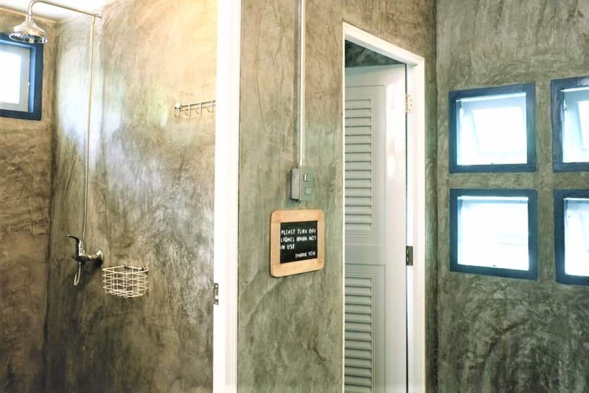 Odada kasa, masa, ücretsiz kablosuz İnternet, çarşaf takımı