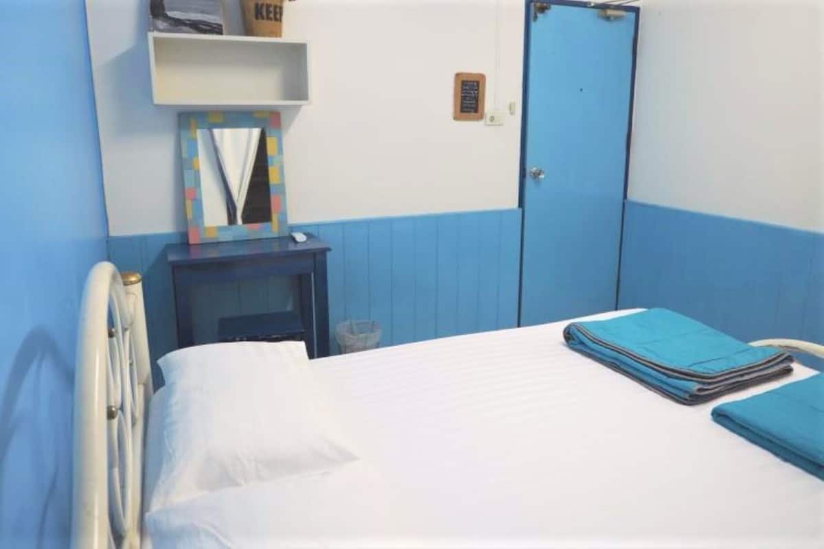 Private room, Shared Bathroom (Air condition) | Odada kasa, masa, ücretsiz kablosuz İnternet, çarşaf takımı