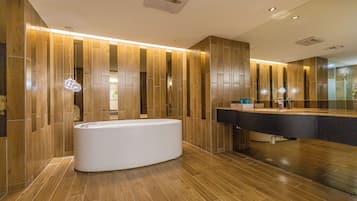 Double Room | Bathroom | Combined shower/bathtub, free toiletries, hair dryer, slippers