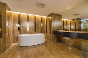 Bañera con ducha, artículos de tocador gratuitos, secador de pelo
