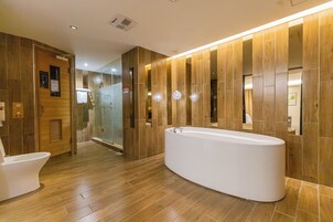 双人房不限房型 | 浴室 | 淋浴/盆浴组合、免费洗浴用品、吹风机、拖鞋