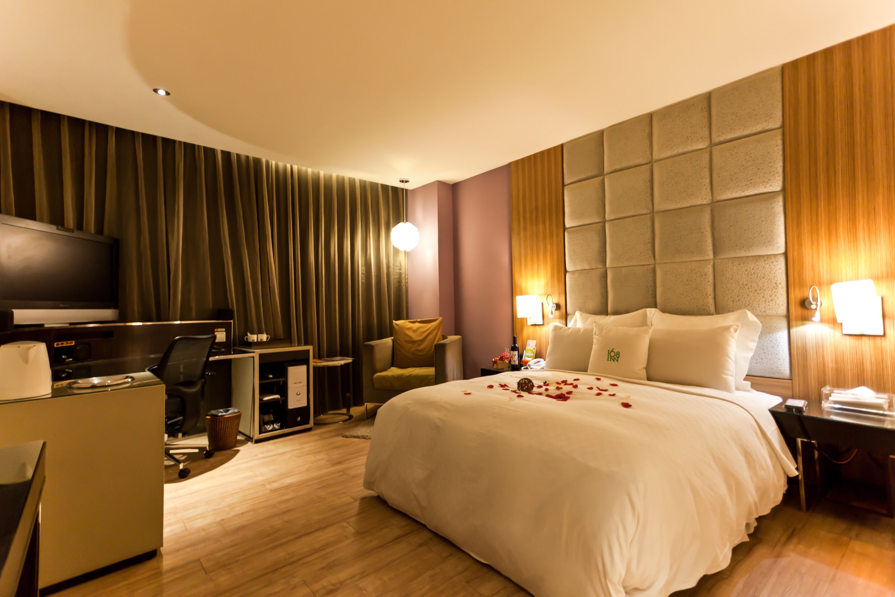 exclusive double room | free minibar, individually decorated, desk, blackout curtains