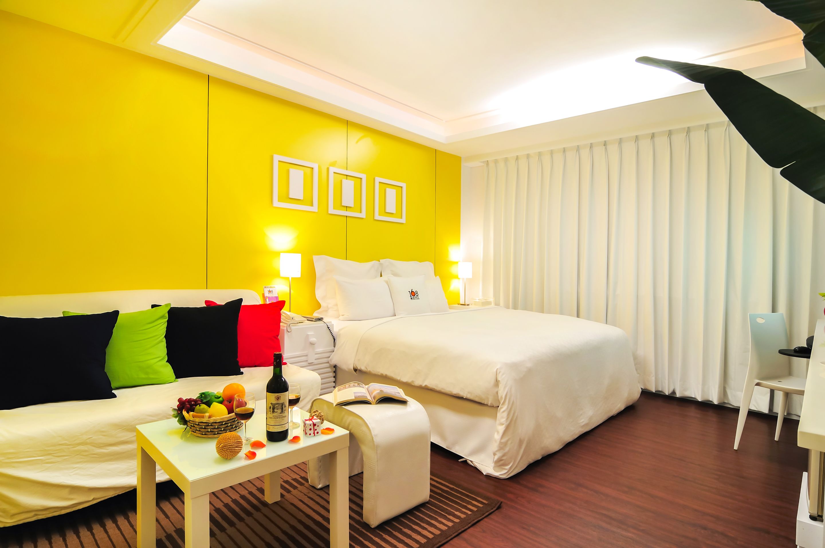 exclusive double room | living area | 42-inch led tv with cable channels, tv