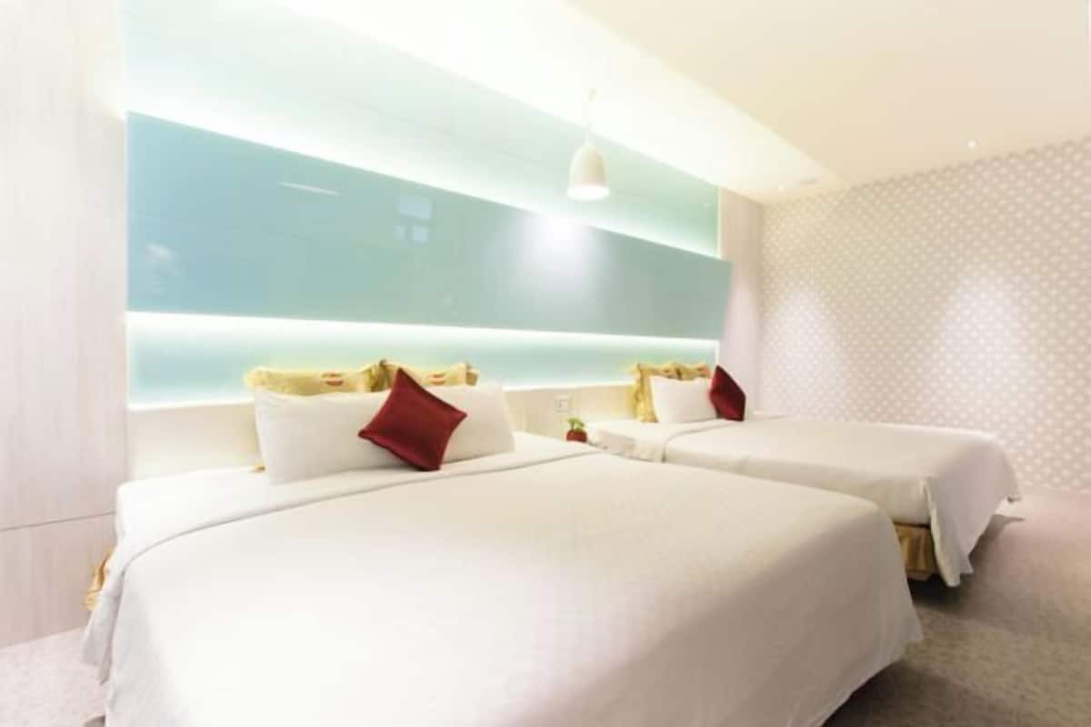 1 bedroom, individually decorated, individually furnished, desk