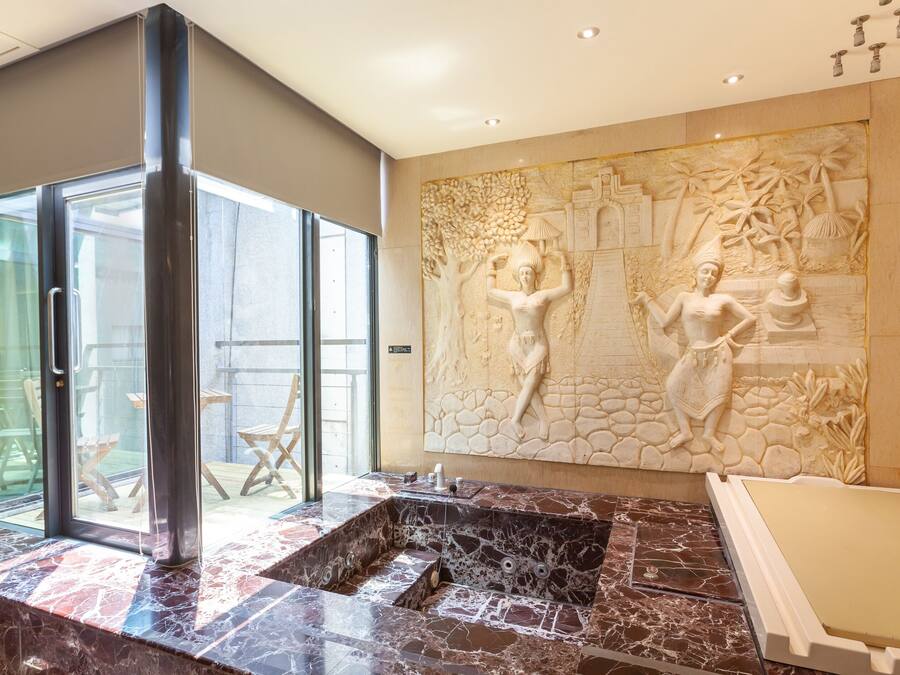 Deluxe Quadruple Room | Bathroom | Separate bathtub and shower, jetted bath, hair dryer, slippers