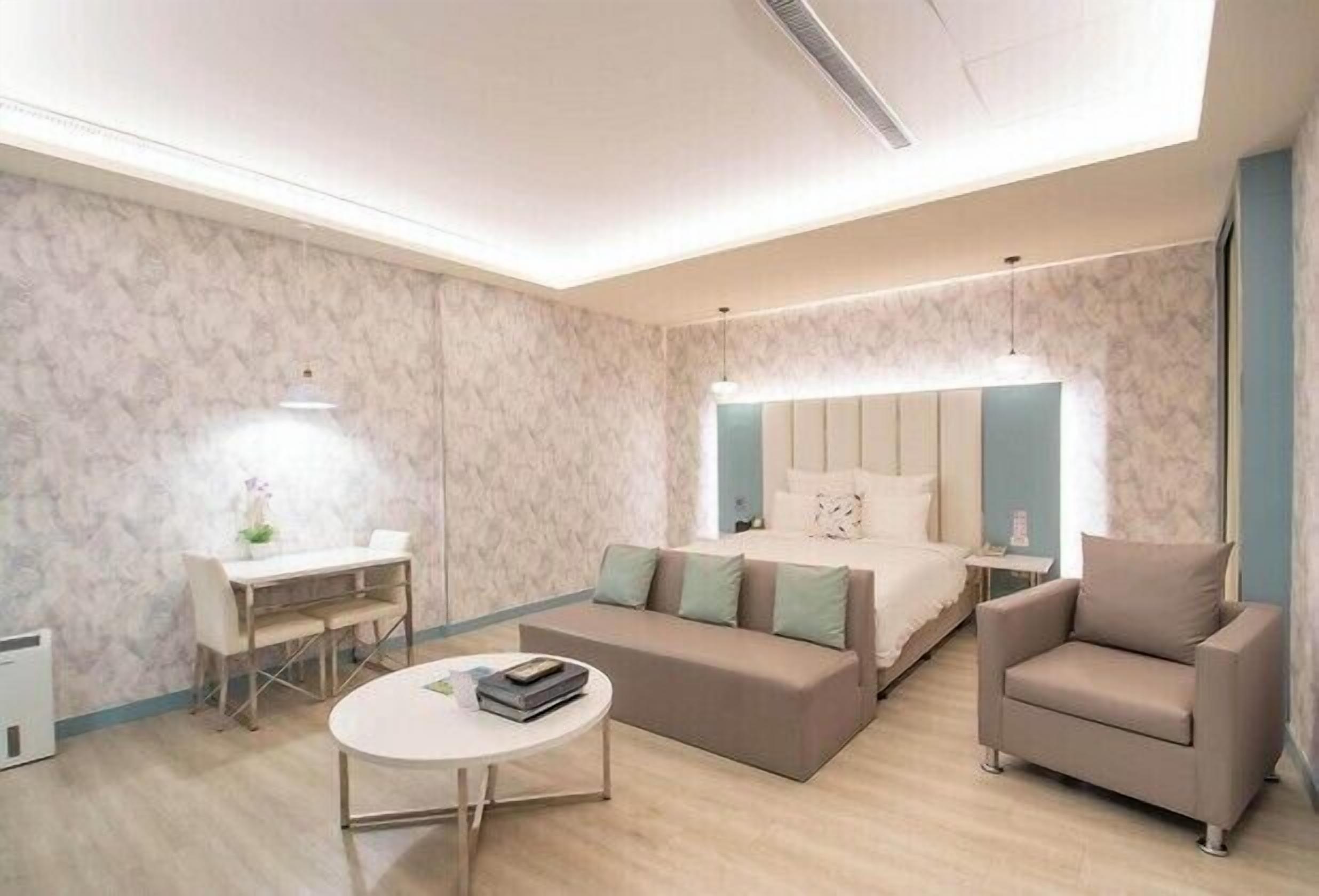 Living area | 55-inch LED TV with cable channels, TV