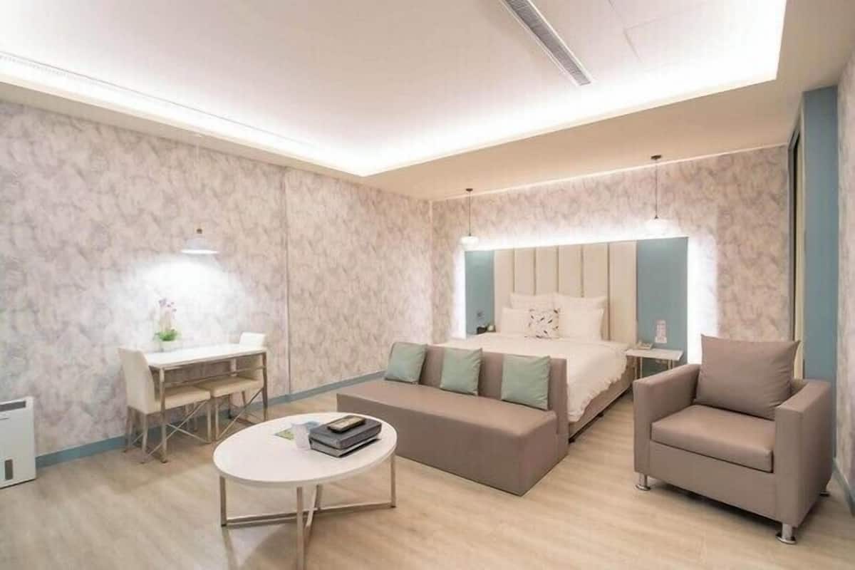 Living area | 55-inch LED TV with cable channels, TV