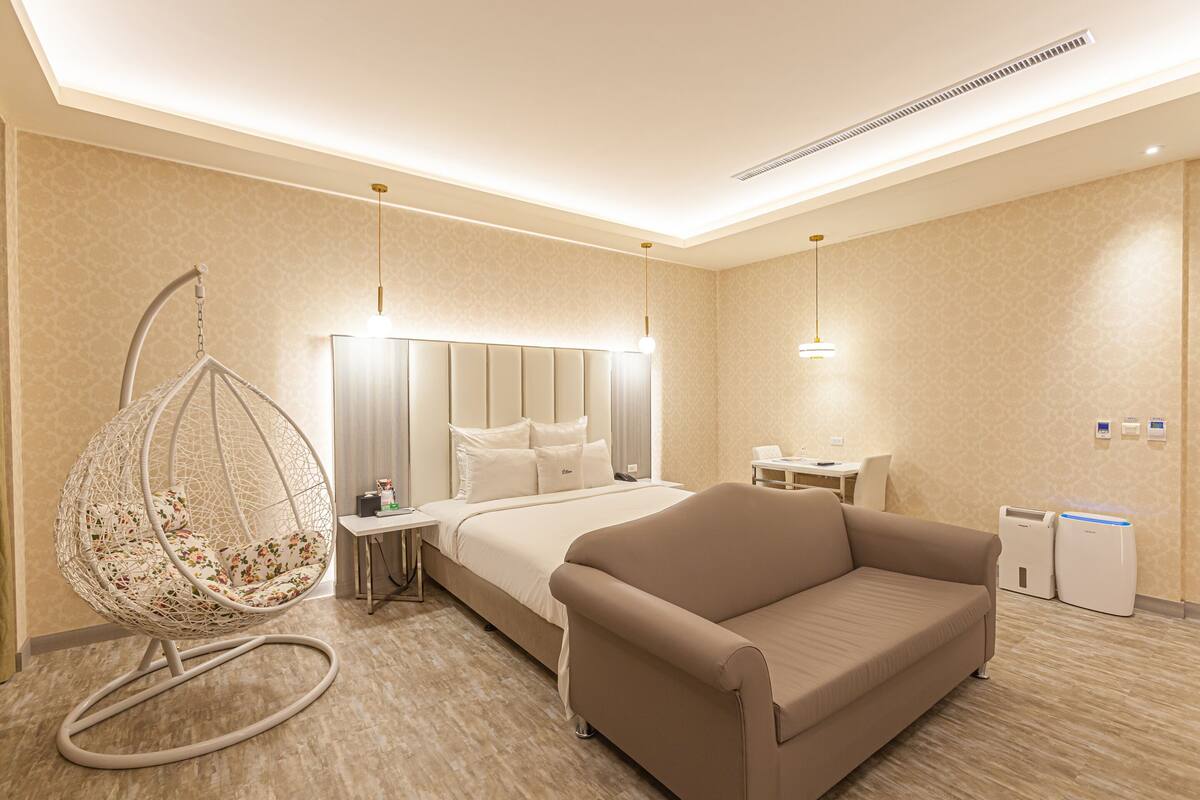 Deluxe Double Room | Living area | 55-inch LED TV with cable channels, TV