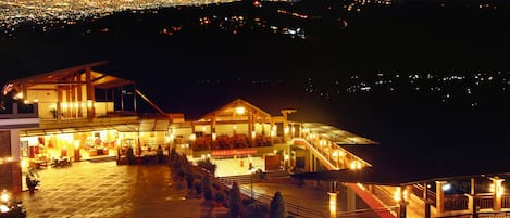 2 restaurants, breakfast, lunch, dinner served; international cuisine