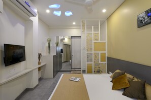 Habitación doble Deluxe, 1 cama matrimonial, vista a la ciudad | Ropa de cama de alta calidad y escritorio