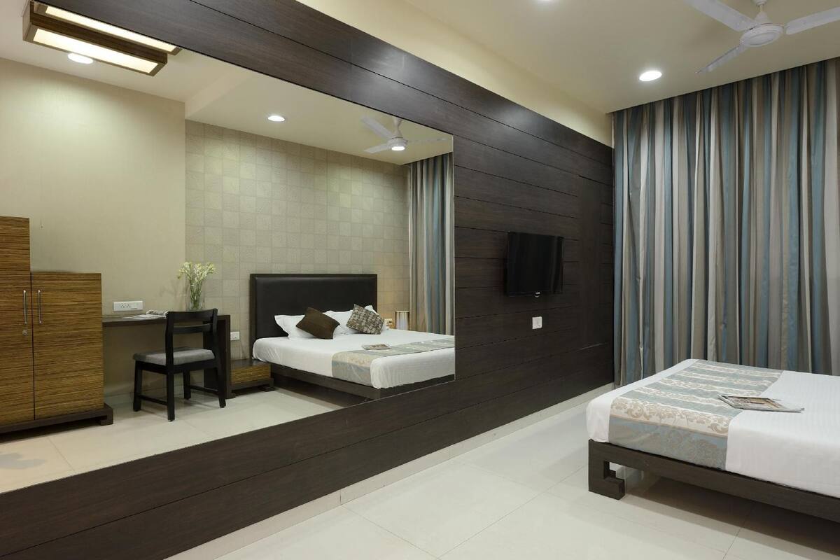 Doppia Deluxe, 1 letto matrimoniale, vista città | Biancheria da letto di alta qualità, una scrivania, ferro/asse da stiro