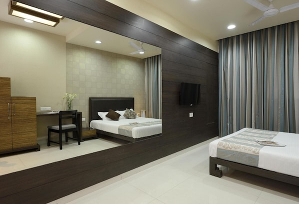 Doppia Deluxe, 1 letto matrimoniale, vista città | Biancheria da letto di alta qualità, una scrivania, ferro/asse da stiro