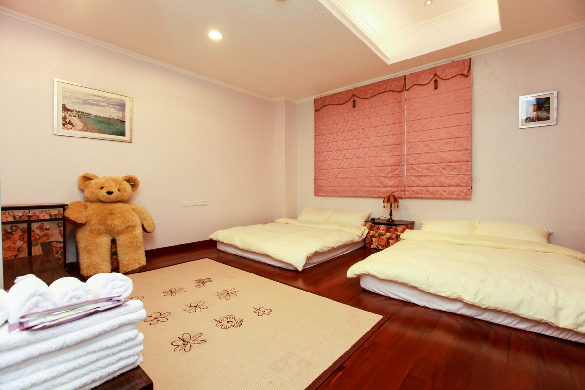 Chambre Quadruple Standard, 2 lits doubles, salle de bains commune