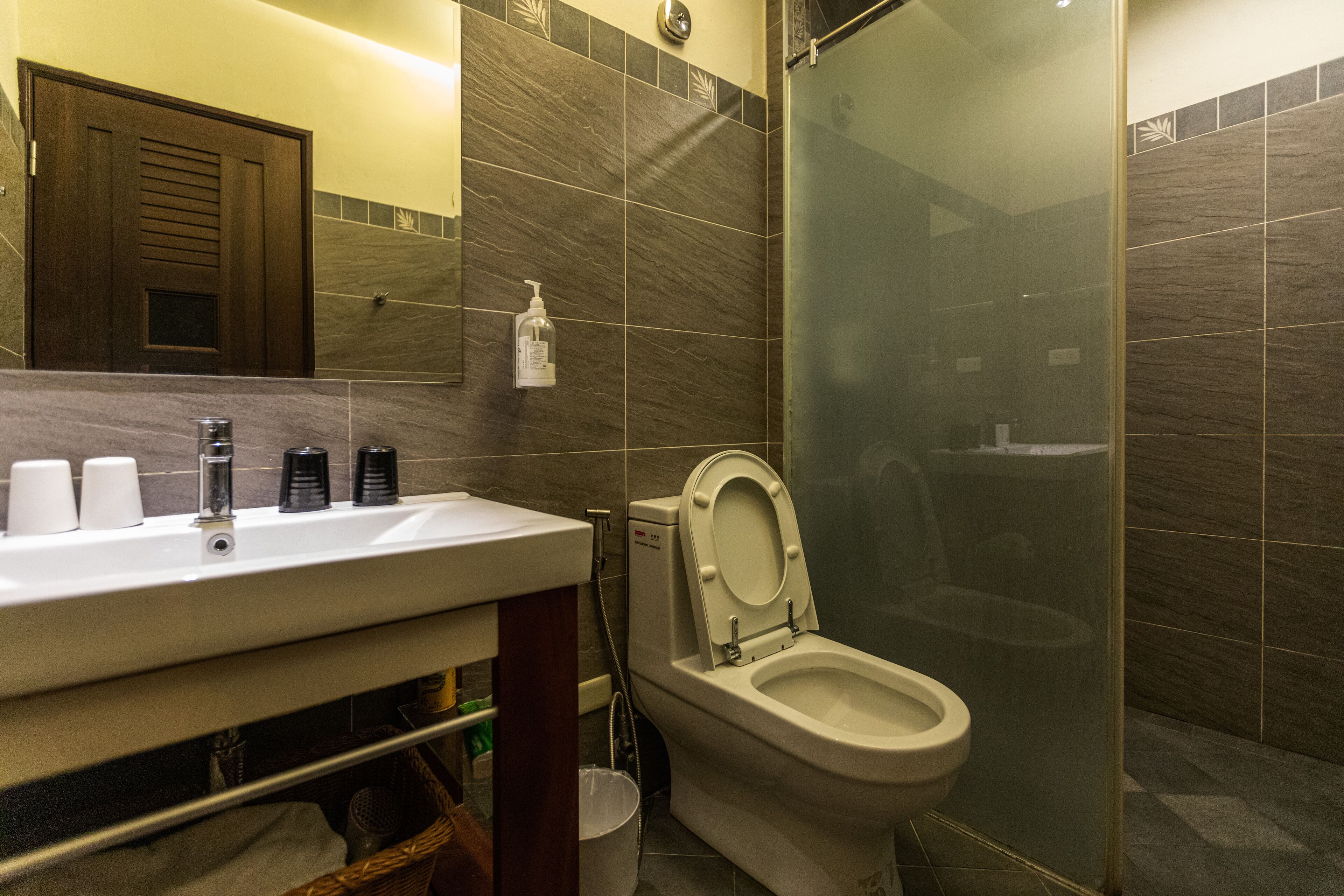 shower, rainfall showerhead, free toiletries, hair dryer