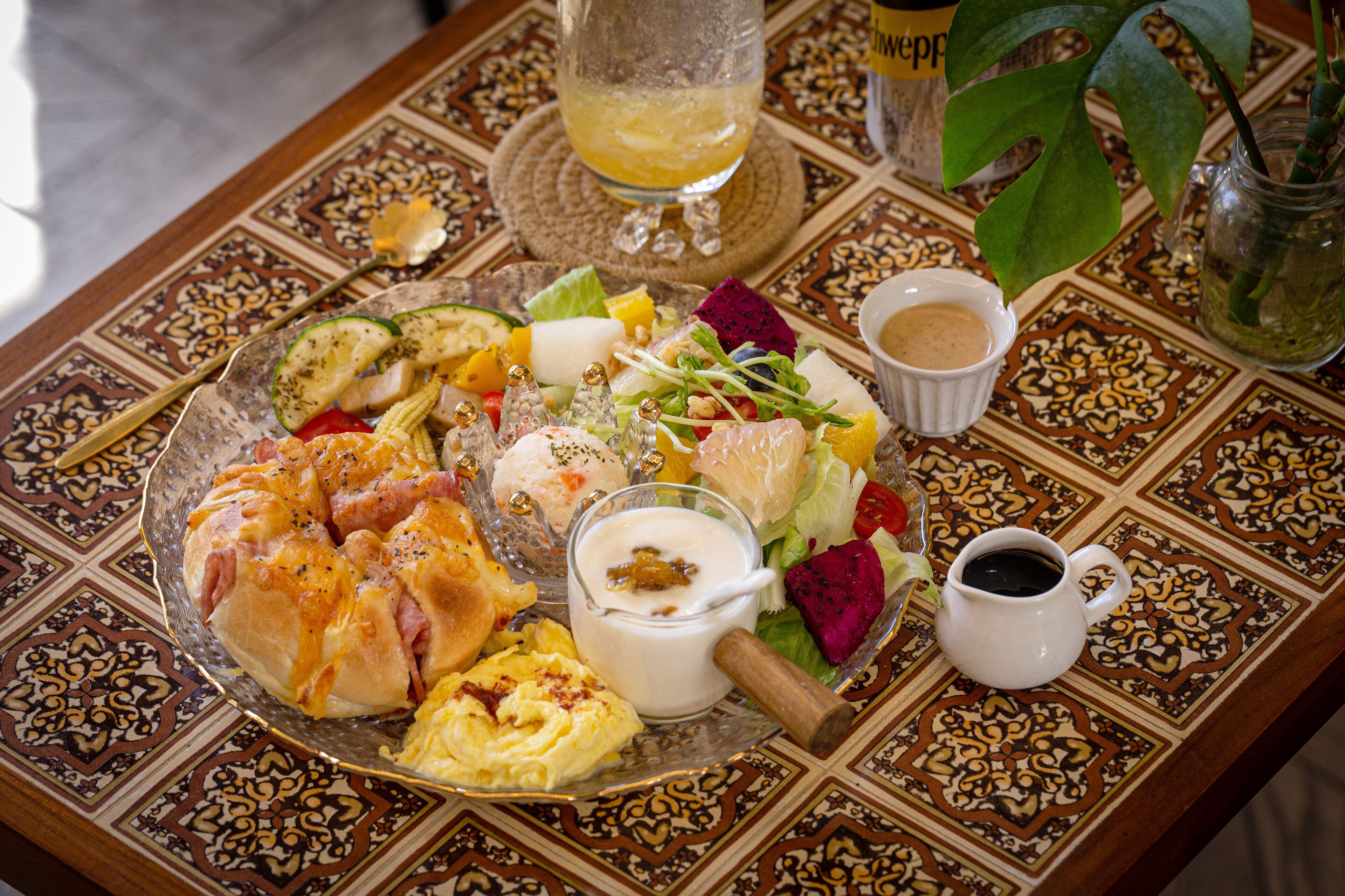 daily continental breakfast (twd 200 per person)