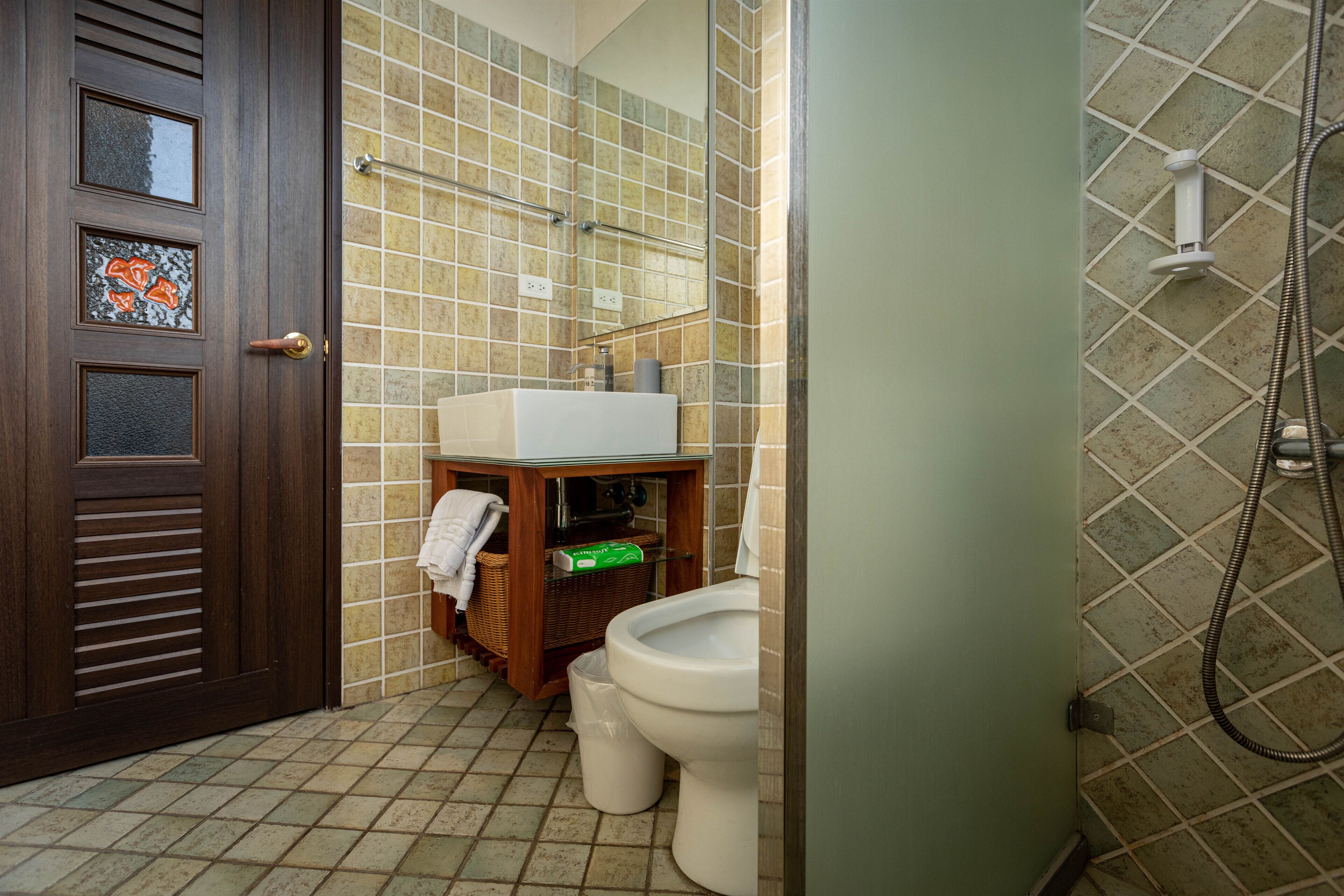 deluxe twin room, 2 single beds | bathroom | shower, rainfall showerhead, free toiletries, hair dryer