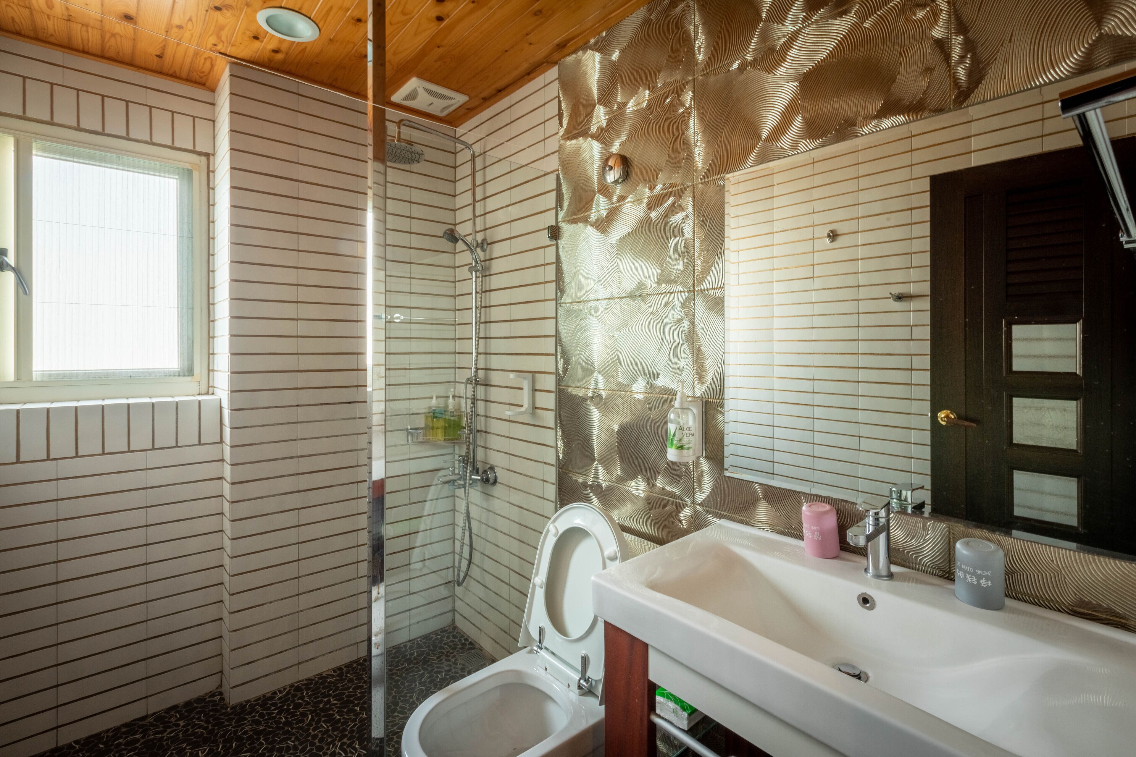 deluxe double room | bathroom | shower, rainfall showerhead, free toiletries, hair dryer