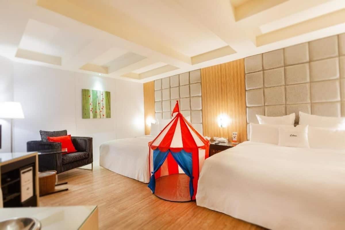 Premium bedding, minibar, desk, free WiFi