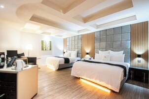 Habitación cuádruple Deluxe | 2 dormitorios, ropa de cama de alta calidad, minibar y escritorio