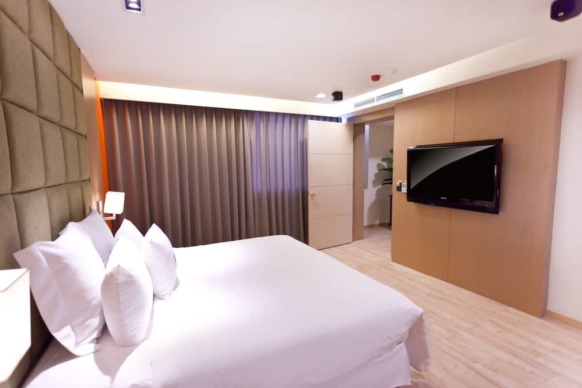 Premium bedding, minibar, desk, free WiFi