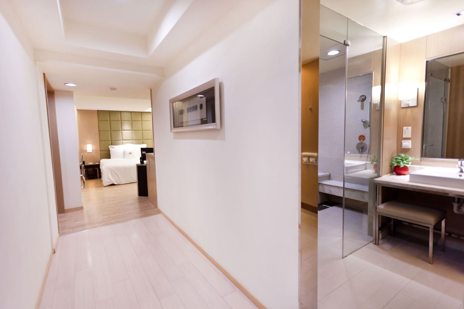 Luxe beddengoed, een minibar, een bureau, gratis wifi