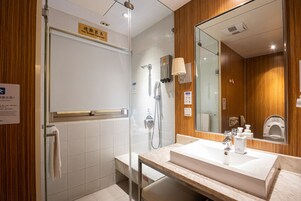 Kahden hengen classic-huone | Kylpyhuone | Suihku, hiustenkuivaaja, tohvelit, pyyhkeet