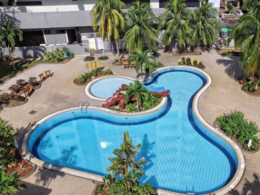 Una piscina al aire libre