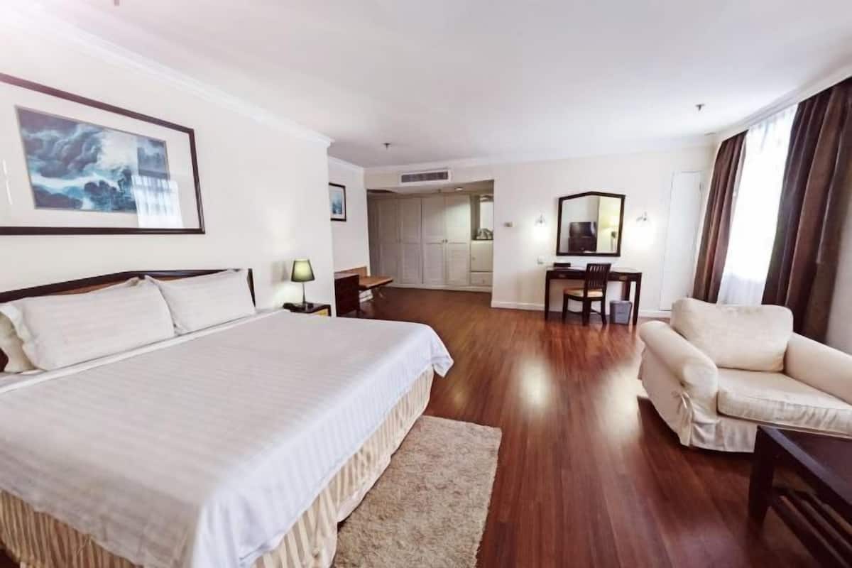 Desk, iron/ironing board, free WiFi, bed sheets