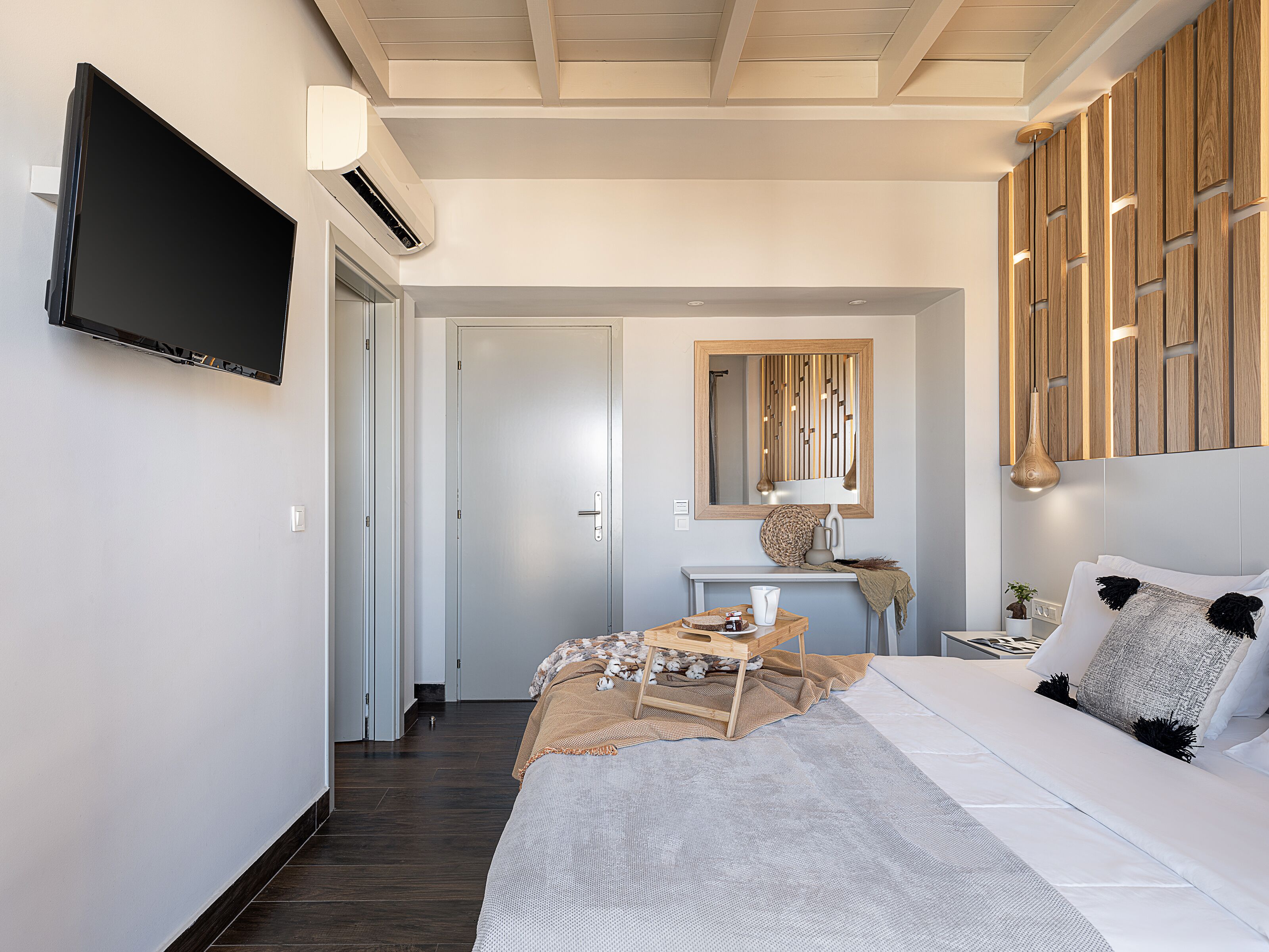 suite, 1 bedroom | down duvets, in-room safe, desk, laptop workspace