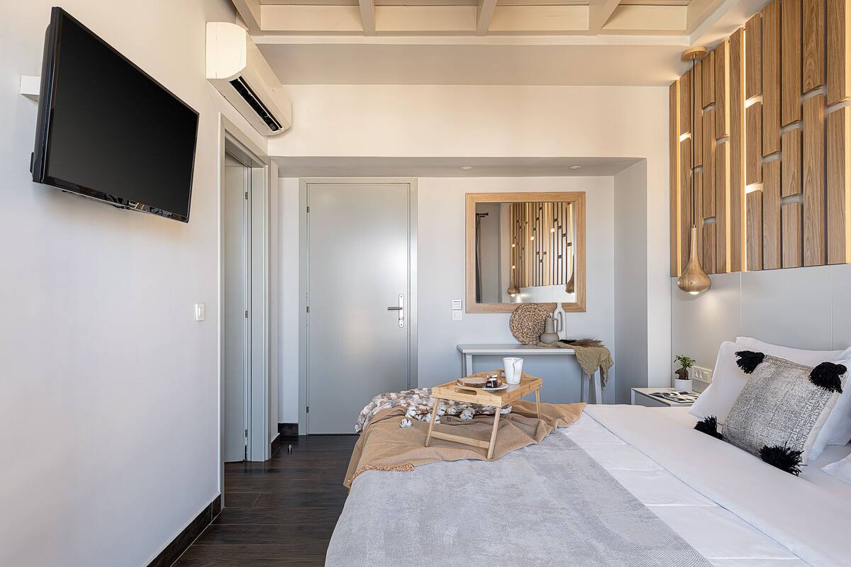 suite, 1 bedroom | down duvets, in-room safe, desk, laptop workspace