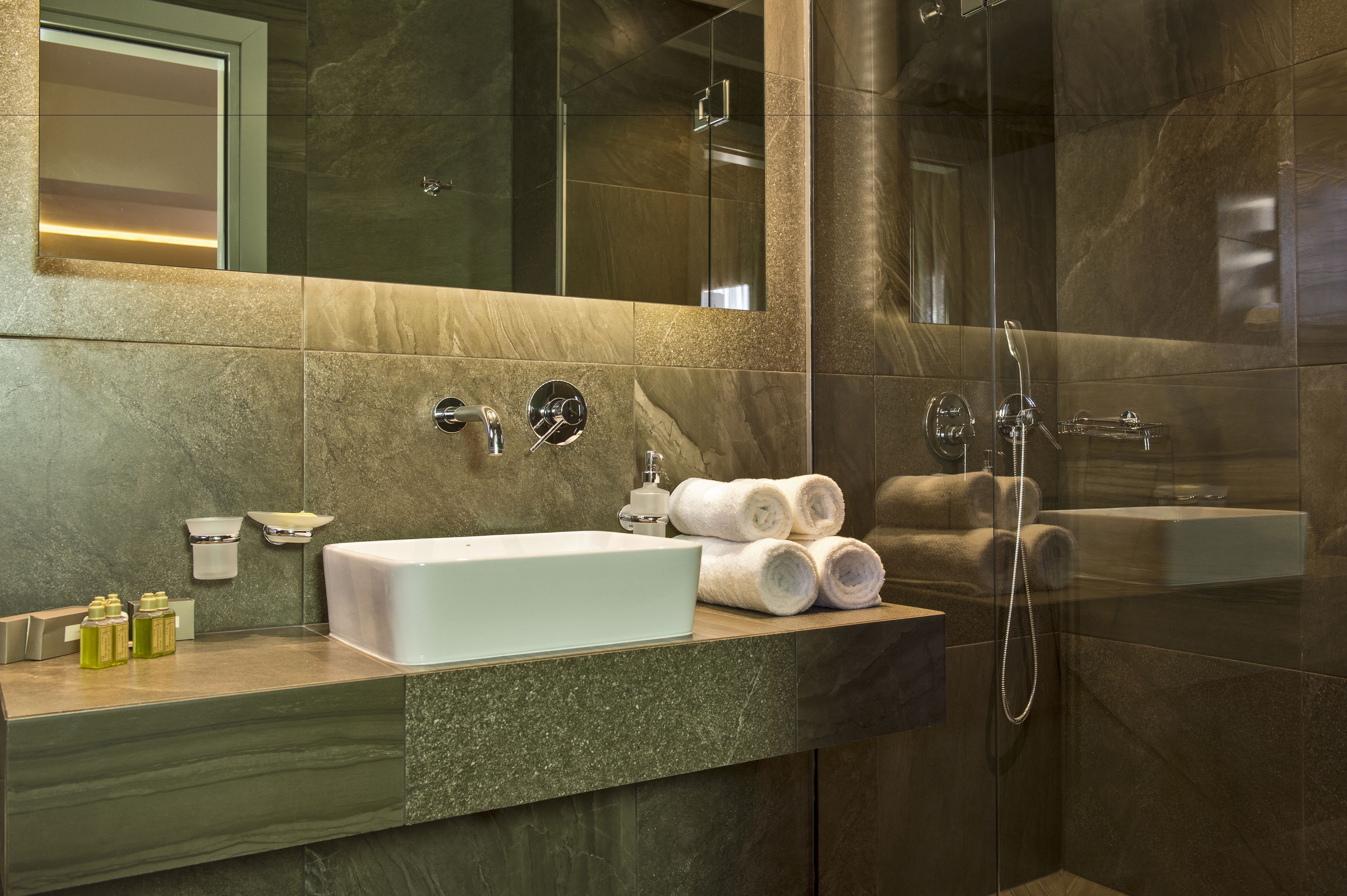 shower, rainfall showerhead, free toiletries, hair dryer