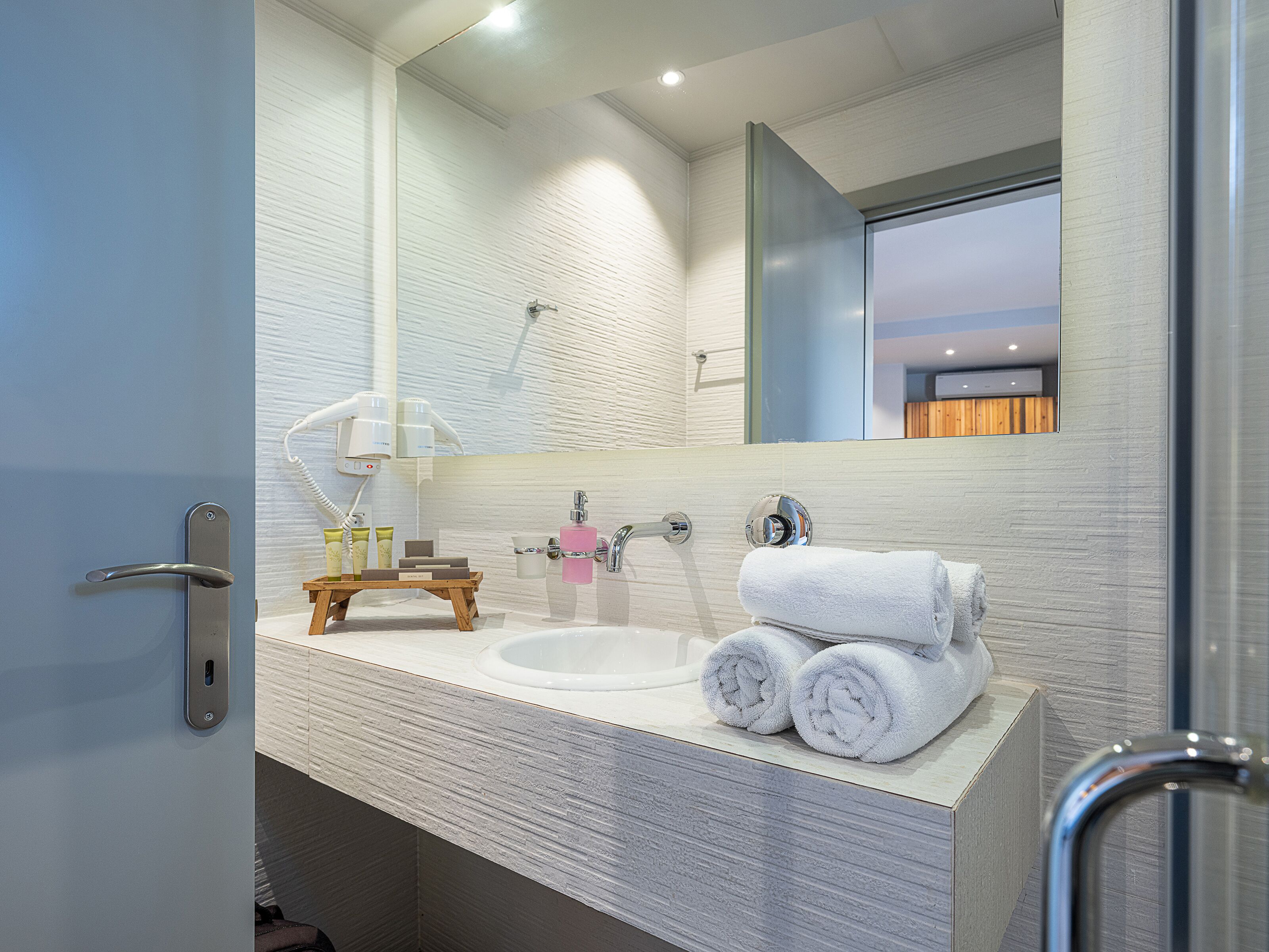 classic double room | bathroom | shower, rainfall showerhead, free toiletries, hair dryer