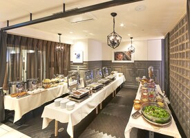 Daily buffet breakfast for a fee