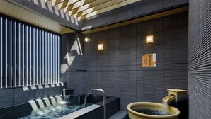Uma área de spa moderna com hidromassagem, uma bacia grande e uma pia pequena.