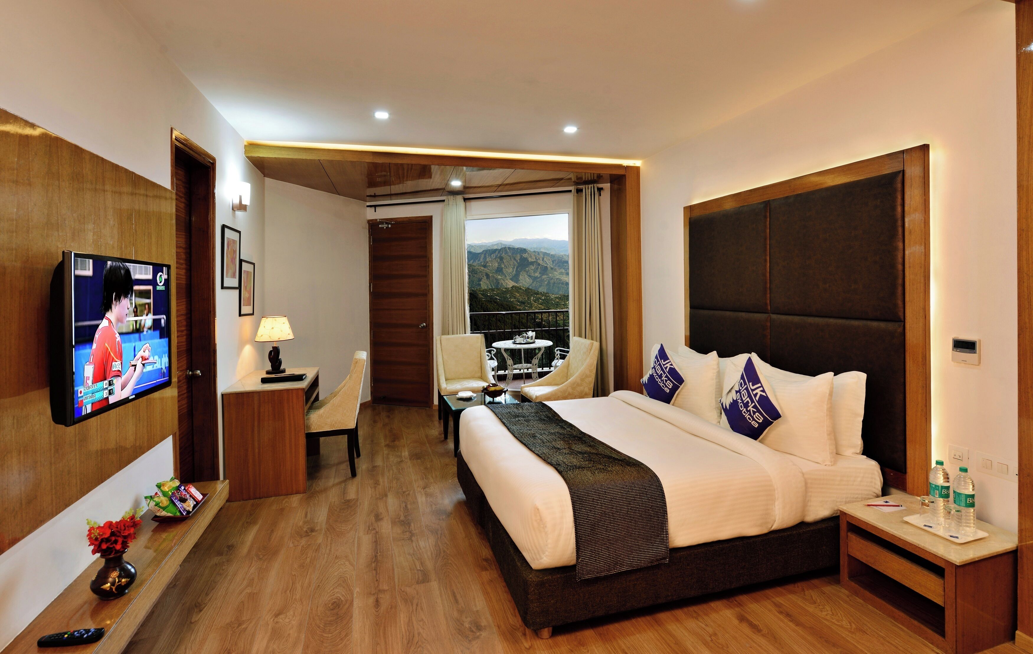 Deluxe Room Valley View with Balcony | Premium bedding, minibar, in-room safe, desk