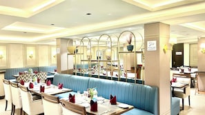 2 restaurants, international cuisine