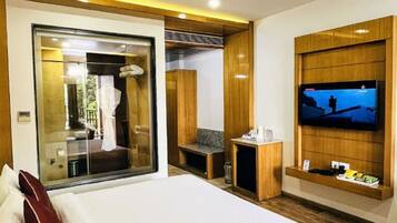 Deluxe-værelse - balkon | Premium-sengetøj, minibar, pengeskab på værelset, skrivebord