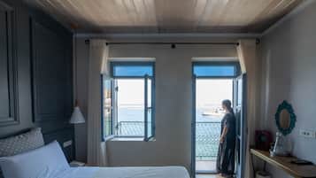 Deluxe room with Sea View and Balcony | Down comforters, pillowtop beds, in-room safe, soundproofing