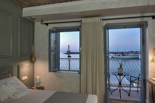 Deluxe room with Sea View and Balcony | Dúnsængur, rúm með „pillowtop“-dýnum, öryggishólf í herbergi