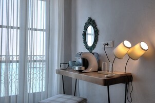Deluxe room with Sea View and Balcony | Edredons de pluma, camas com colchões pillow-top, cofres nos quartos