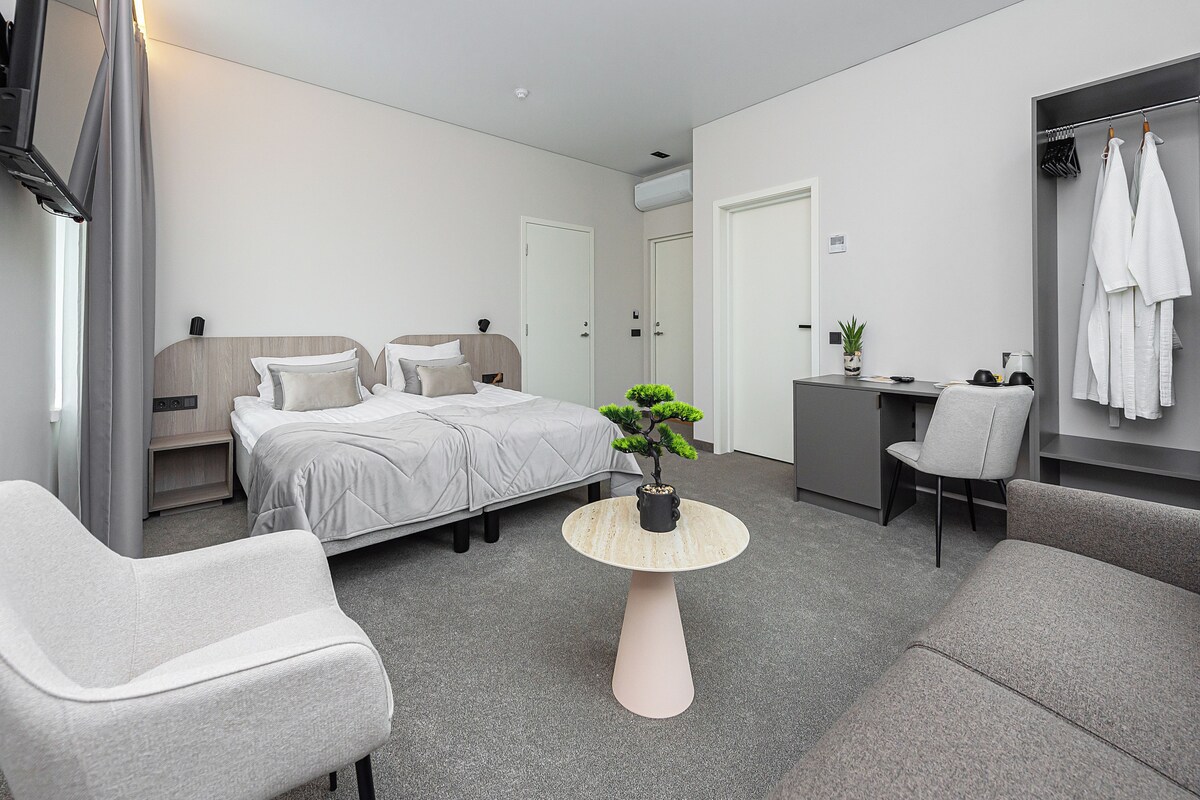 Minibar, coffres-forts dans les chambres, bureau