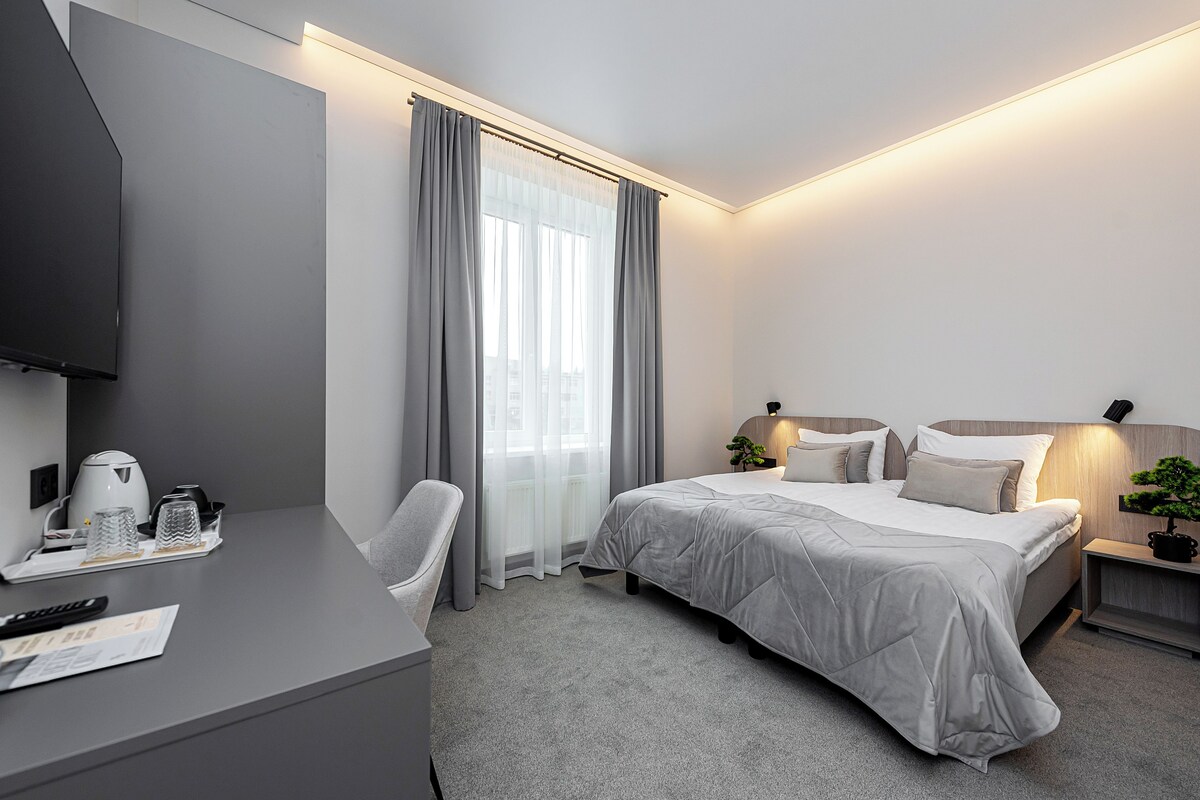 Minibar, coffres-forts dans les chambres, bureau