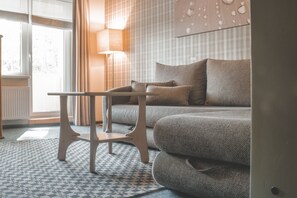 Habitación familiar, balcón | Caja fuerte, escritorio, tabla de planchar con plancha y wifi gratis