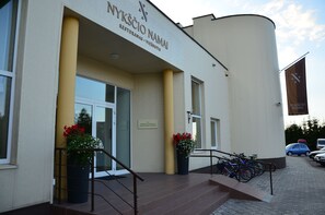 Un bâtiment sur lequel on peut lire l’inscription suivante : « NYKŚCIO NAMAI RESTORANAS VIEŚBUJTS ».