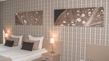 Caixa forta a l'habitació, escriptori i planxa i posts de planxar