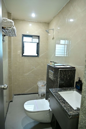 Dusche, kostenlose Toilettenartikel, Haartrockner, Seife