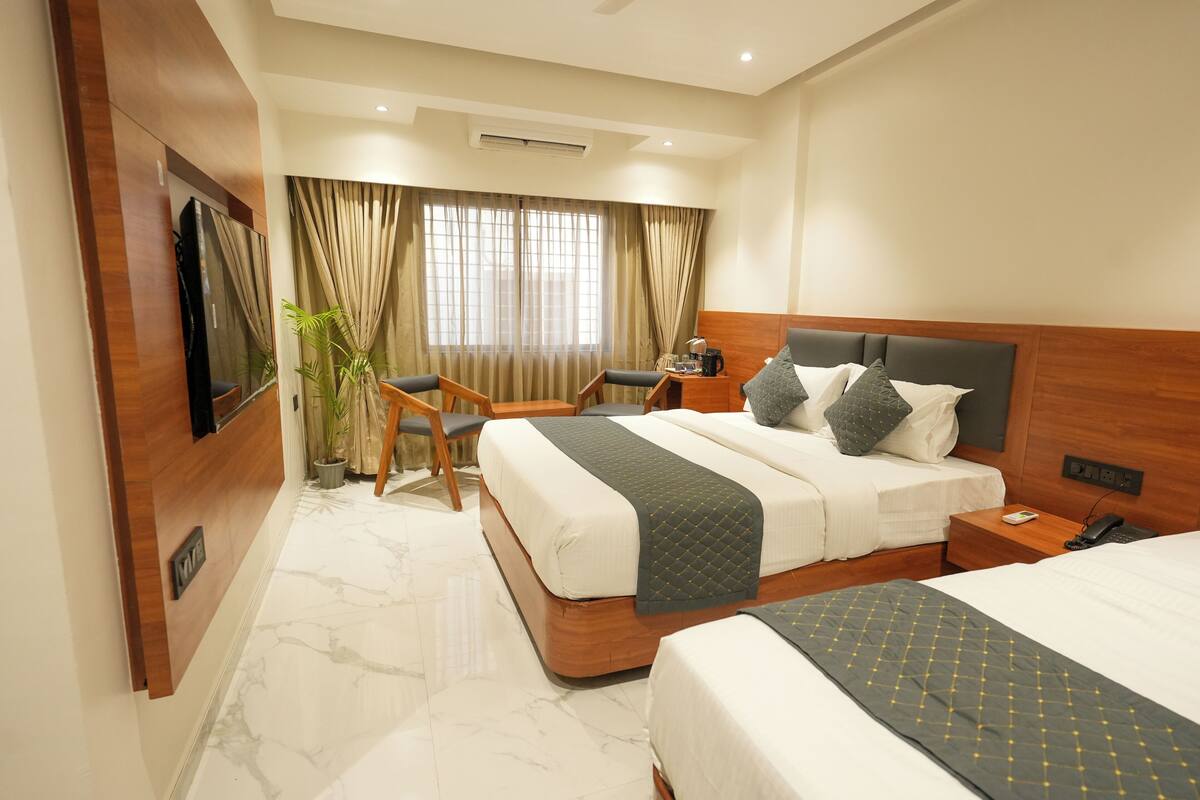 Kamar Triple Deluks (A/C) | 1 kamar tidur, minibar, meja kerja, dan setrika/meja setrika