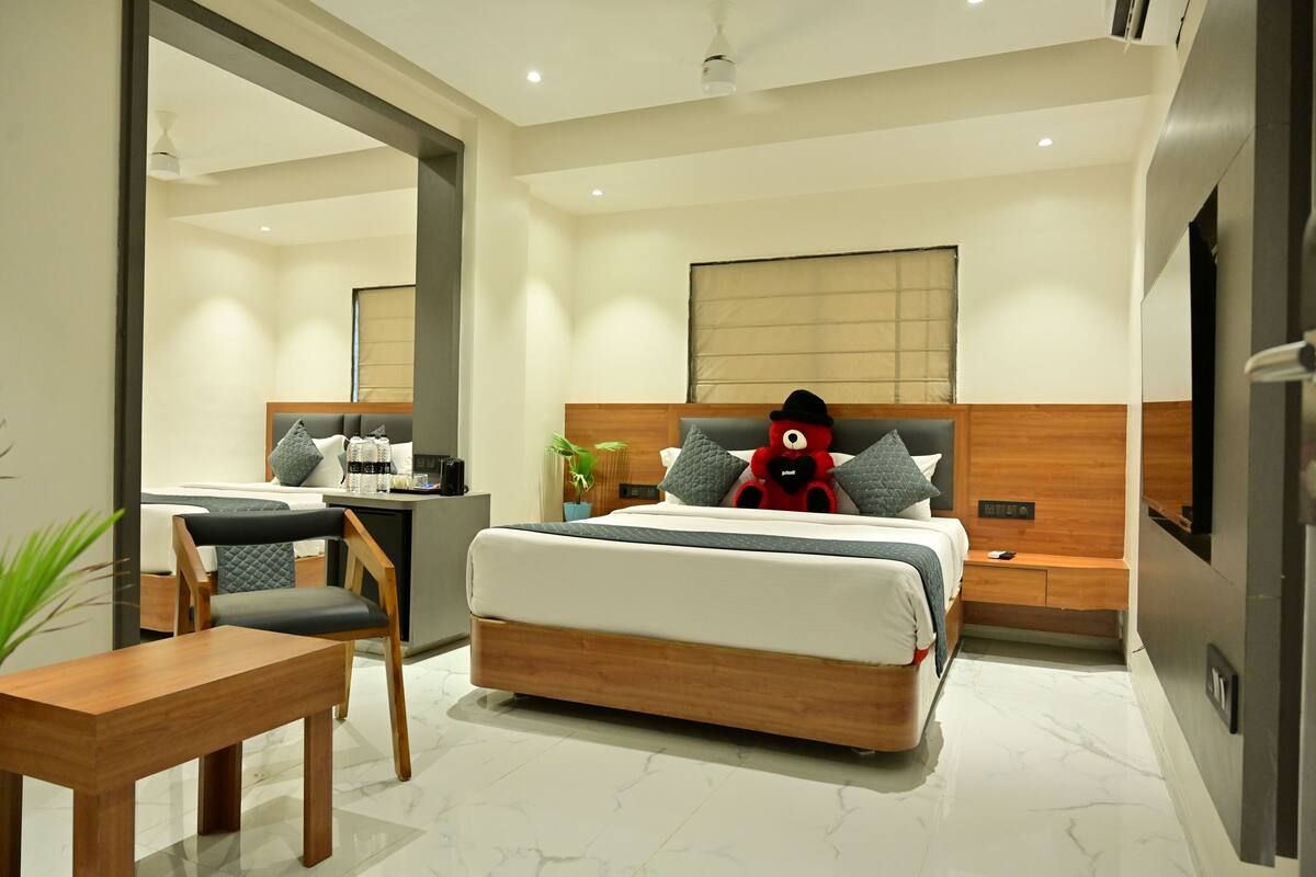Kamar Quadruple Eksekutif (Non A/C) | 1 kamar tidur, minibar, meja kerja, dan setrika/meja setrika
